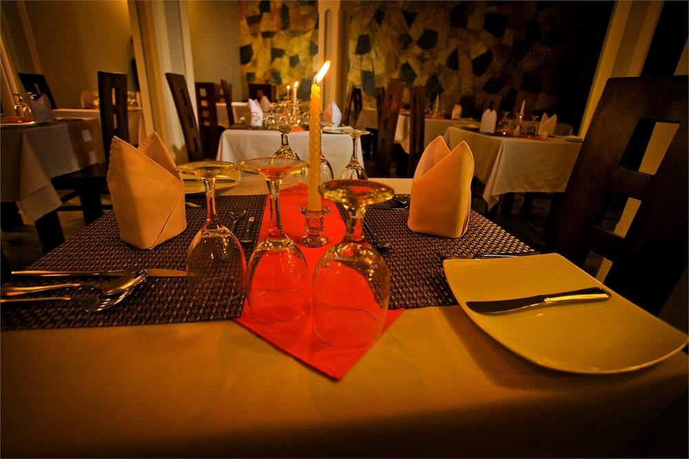 Hotel Travellers Nest Kandy Bagian luar foto