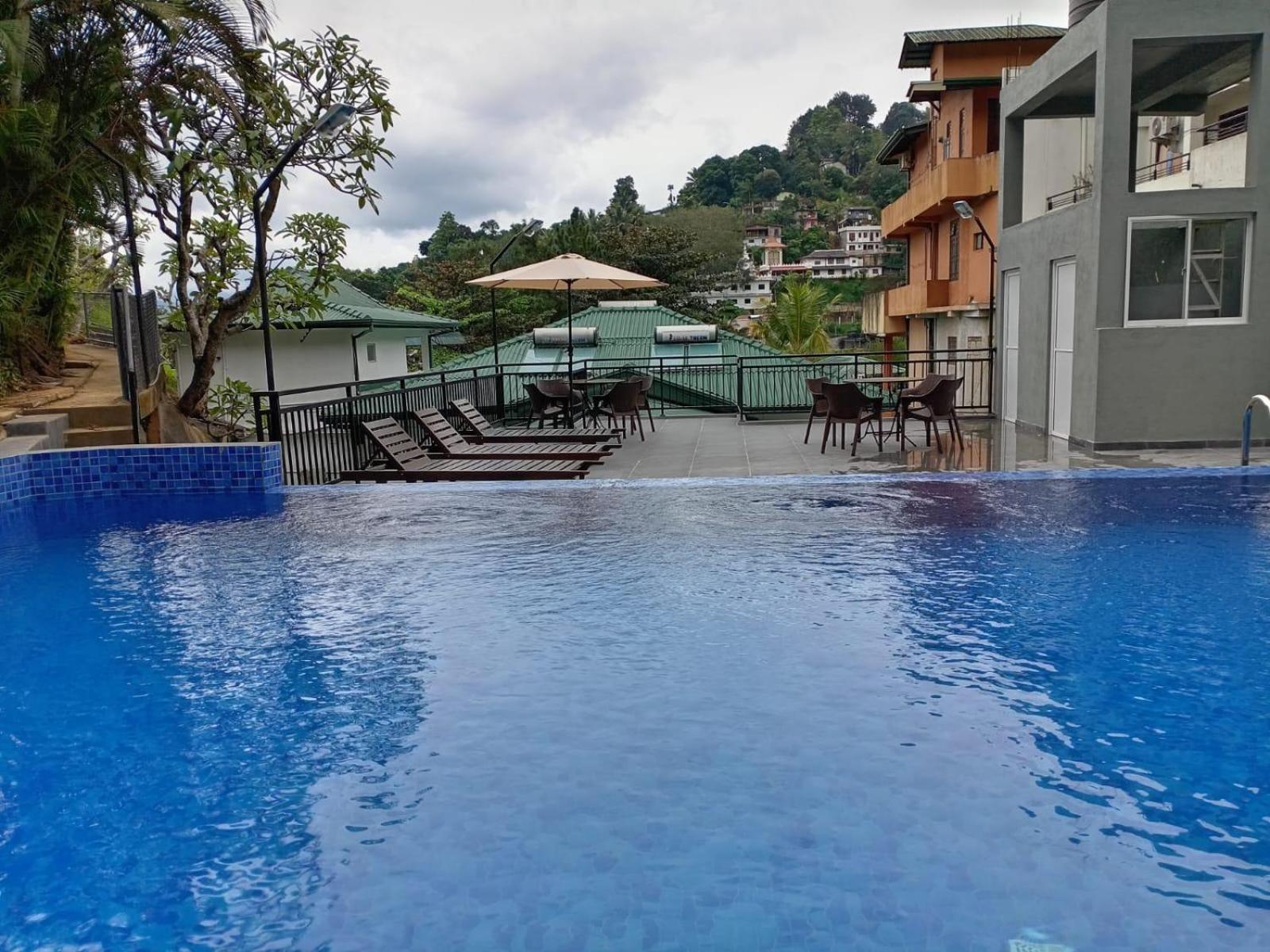 Hotel Travellers Nest Kandy Bagian luar foto