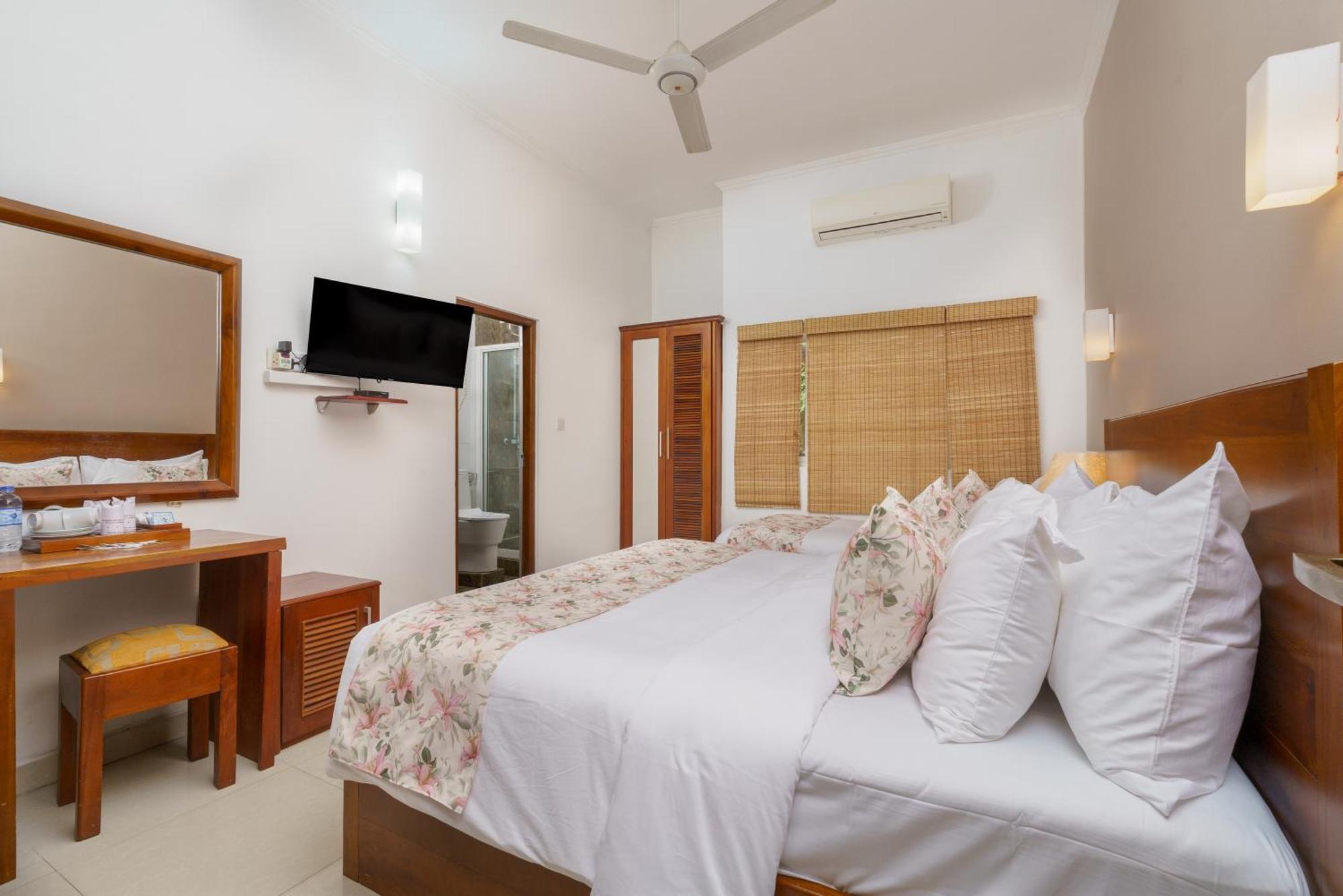Hotel Travellers Nest Kandy Bagian luar foto