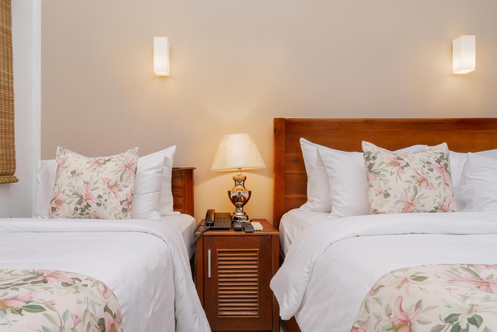 Hotel Travellers Nest Kandy Bagian luar foto