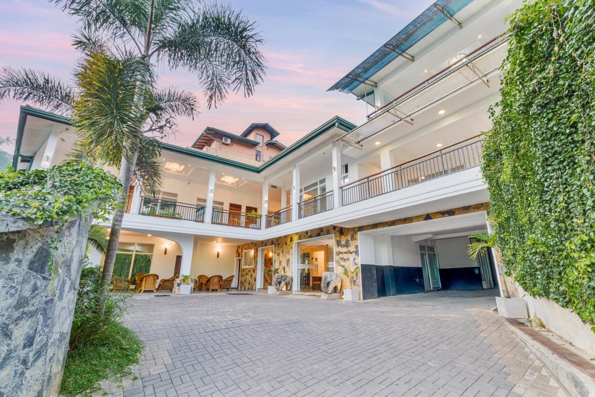 Hotel Travellers Nest Kandy Bagian luar foto