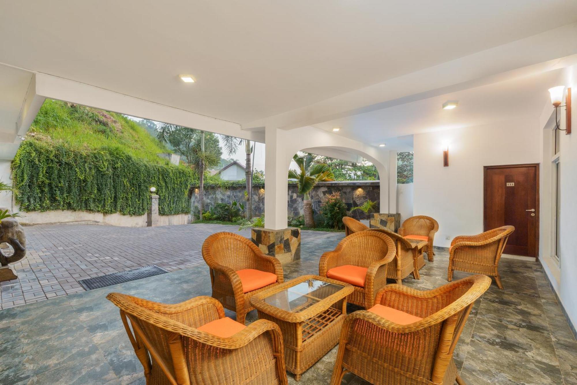 Hotel Travellers Nest Kandy Bagian luar foto