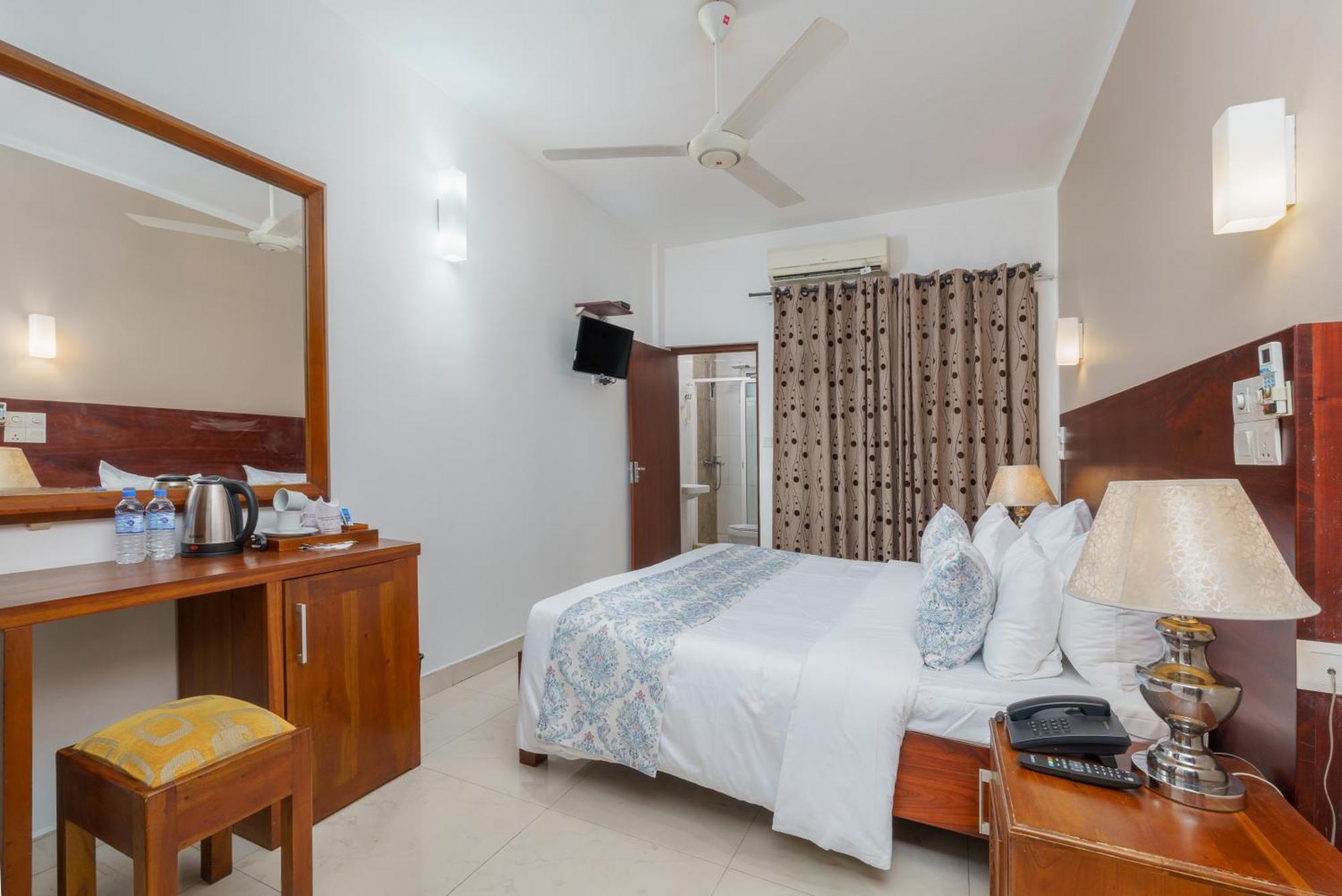 Hotel Travellers Nest Kandy Bagian luar foto