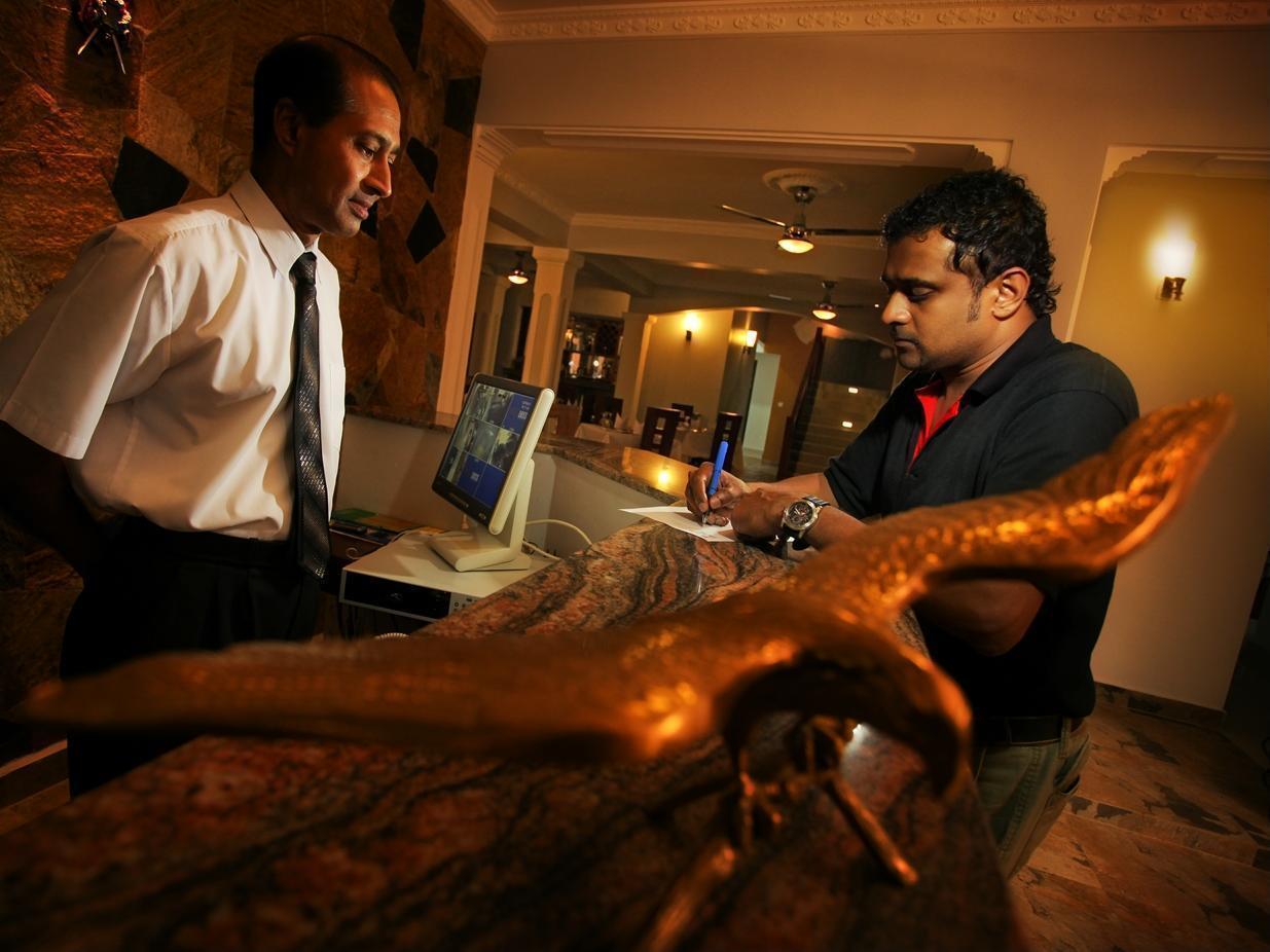 Hotel Travellers Nest Kandy Bagian luar foto