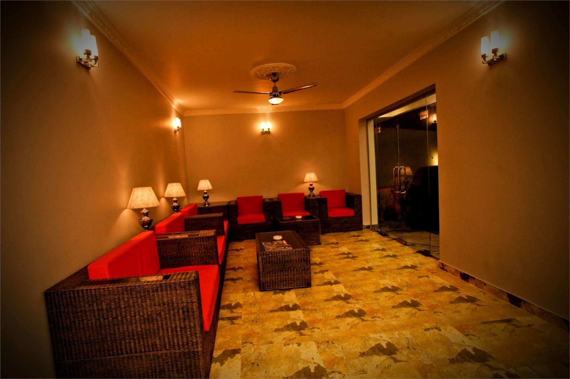 Hotel Travellers Nest Kandy Bagian luar foto