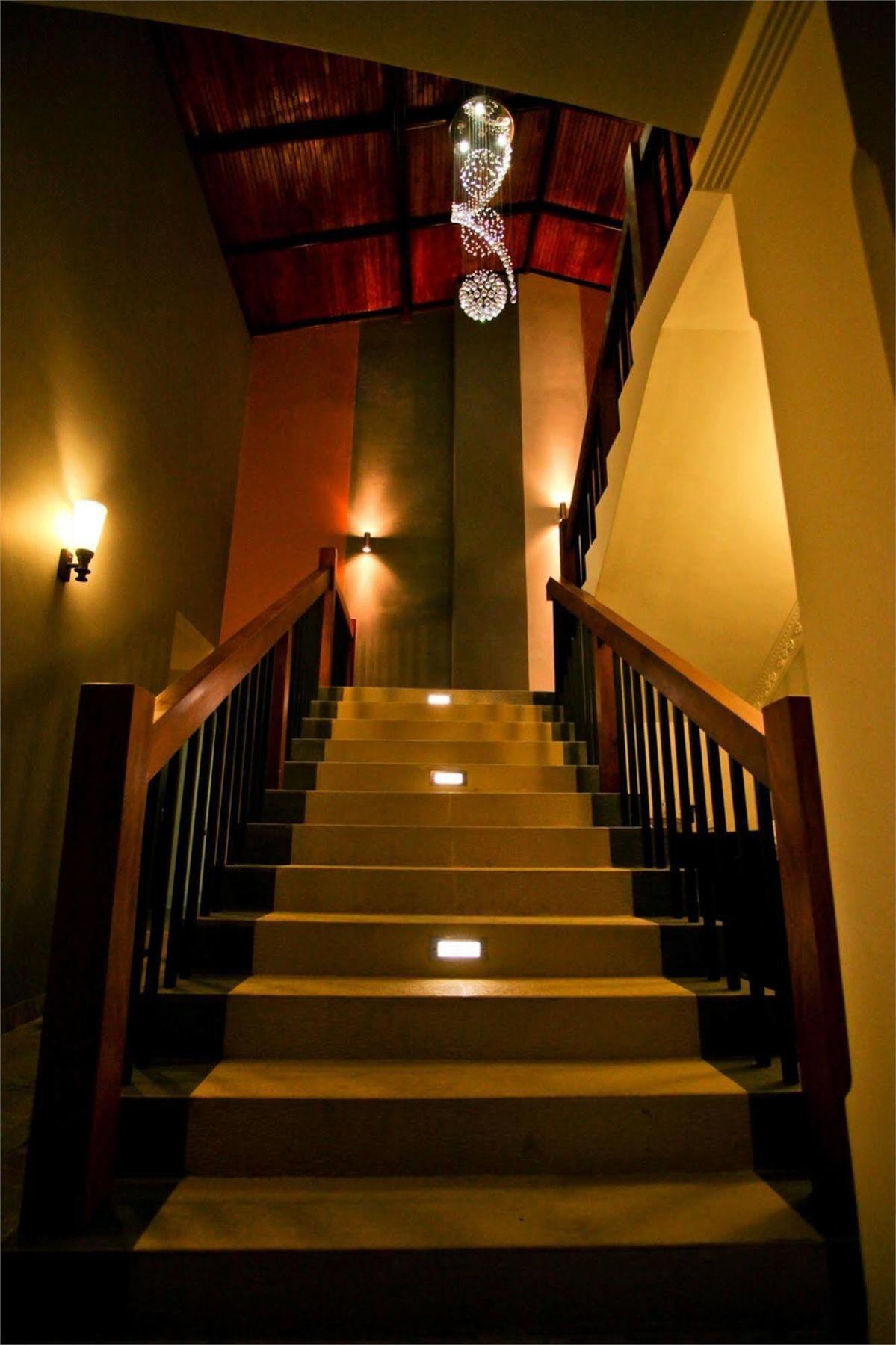Hotel Travellers Nest Kandy Bagian luar foto