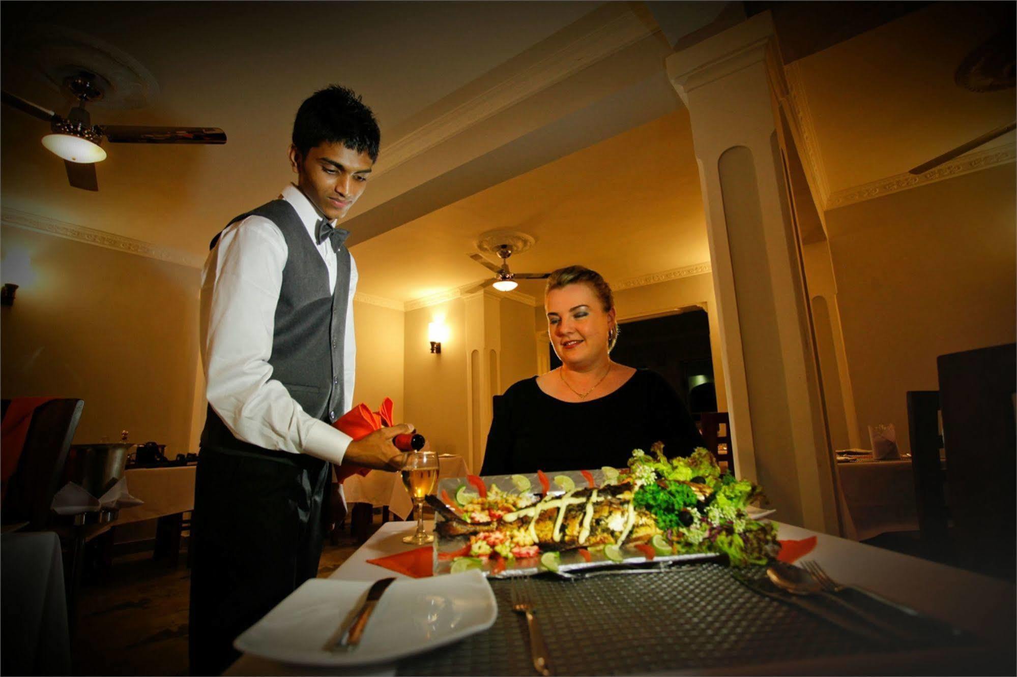 Hotel Travellers Nest Kandy Bagian luar foto