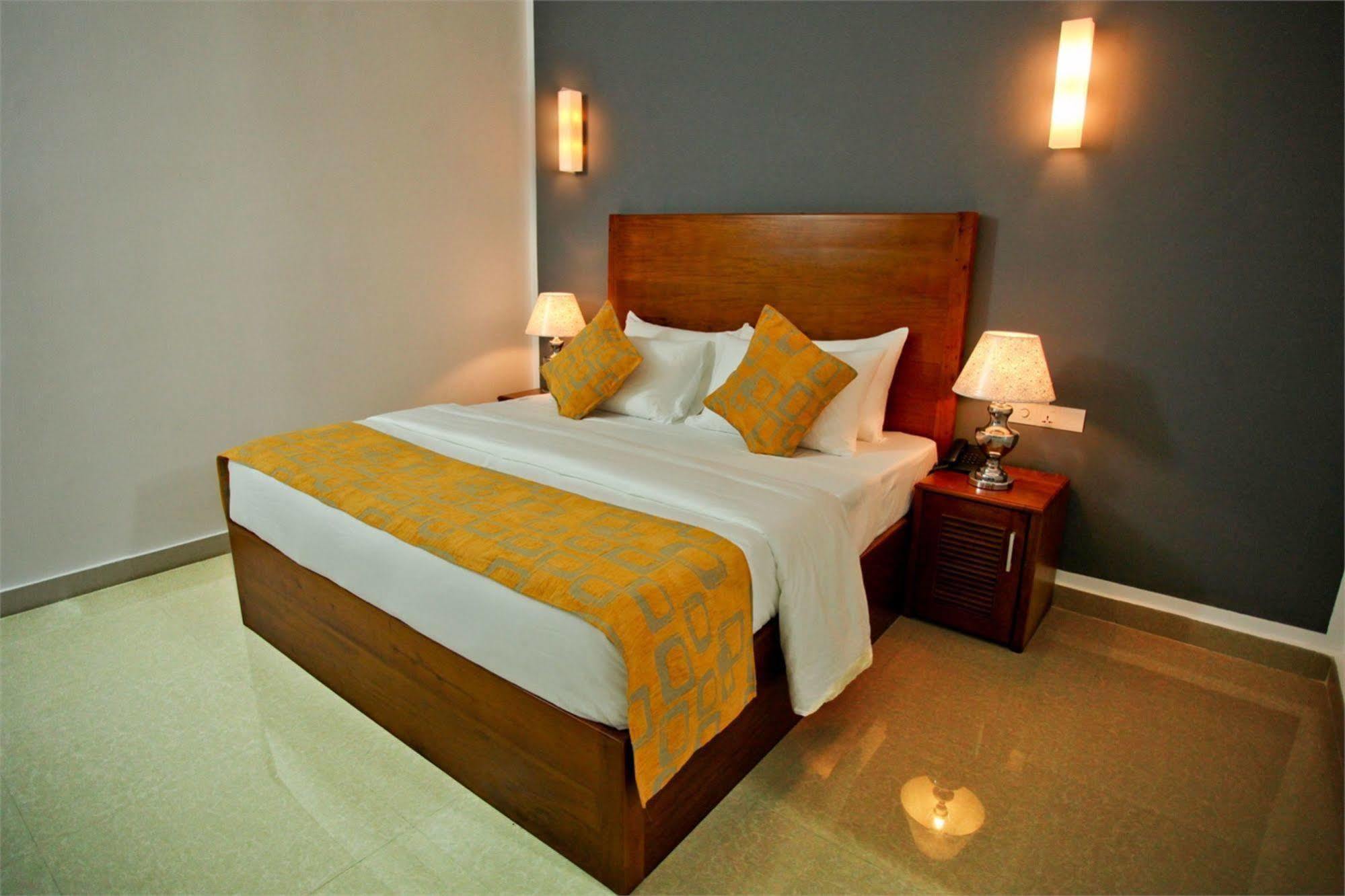 Hotel Travellers Nest Kandy Bagian luar foto